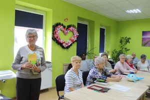 seniorka otrzymała książkę