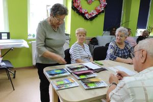 seniorka ogląda foldery