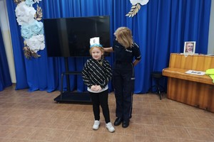 Dziewczynka wraz z policjantką podczas gry w kalambury.