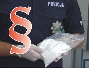 Policjant z narkotykami w dłoniach.