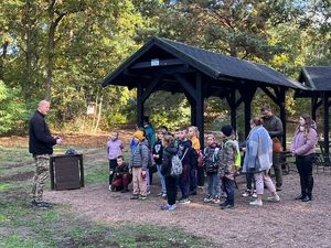 Policjant oraz dzieci z opiekunami.