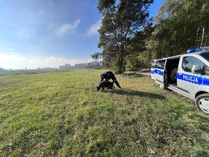 Radiowóz oraz przewodnik z psem.