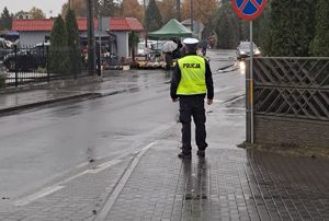 policjanci na drogach przy cmentarzu