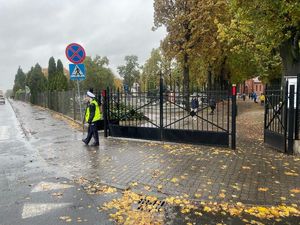 służba w pobliżu nekropolii