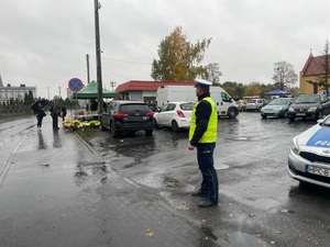 policjant czuwa nad bezpieczeństwem w pobliżu cmentarza