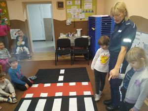 Policjanci edukują o zagrożeniach#9