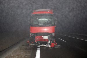 rozbity pojazd ciężarowy