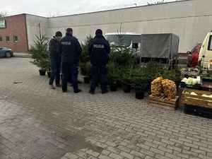 policjanci na targowisku