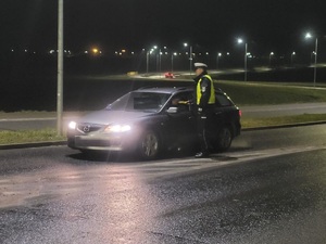 policjant przy pojeździe