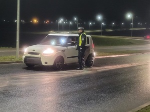 policjant sprawdza trzeźwość kierowcy