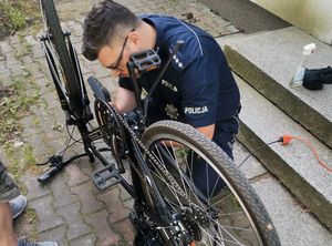 policjant znakuje rower