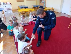 policjant wręcza odblaski