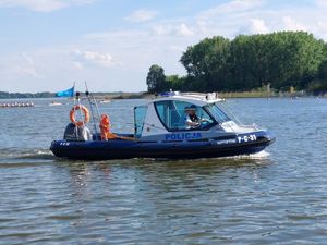 policyjna łódź na wodzie