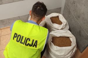 policjant i worki z tytoniem