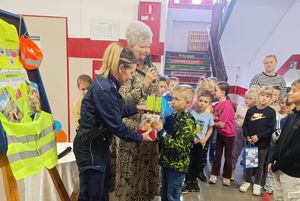 policjantka przekazuje dzieciom odblaski