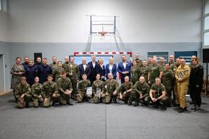 grupowe zdjęcie uczestników strzelania