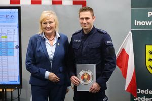 policjant i starosta na zdjęciu