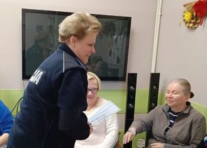 policjantka wręcza odblaski