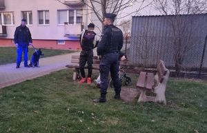 policjanci podczas legitymowania