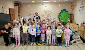 grupowe zdjęcie z dziećmi