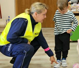 policjantka rozmawia z dzieckiem