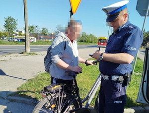 policjant kontroluje rowerzystę