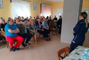 policjantka prowadzi zajęcia