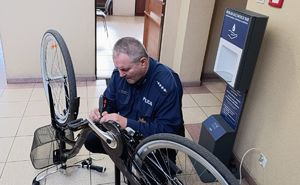 policjant znakuje rower