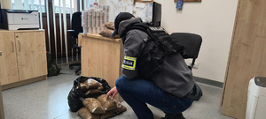 policjant i worki z tytoniem