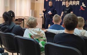 wszystkie zdjęcia spotkanie policjantów z uczniami