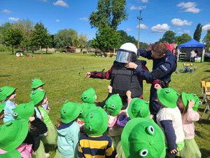 wszystkie zdjęcia policjanci na pikniku dla dzieci