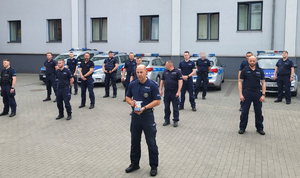 wszystkie zdjęcia wykonywanie pompek w ramach challengu