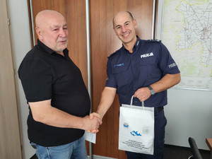 komendant wręcza upominek