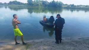 wszystkie zdjęcia policjanci prowadza działania na wodach