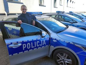 widok na radiowóz i policjantkę