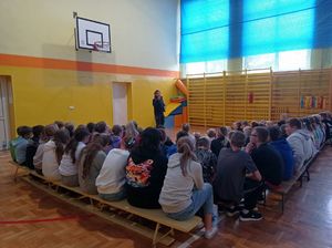 wszystkie zdjęcia spotkanie policjantów z uczniami