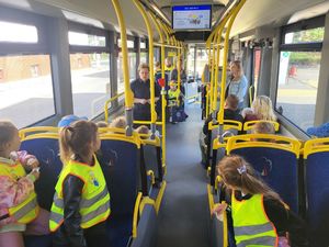 wszystkie zdjęcia spotkanie policjantki z dziećmi w mpk