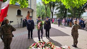 wszystkie zdjęcia delegacja policji pod pomnikiem