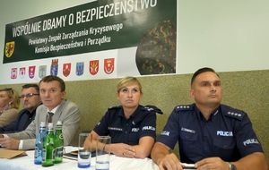 policjanci na komisji bezpieczeństwa