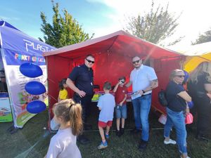 wszystkie zdjęcia policjanci na festynie
