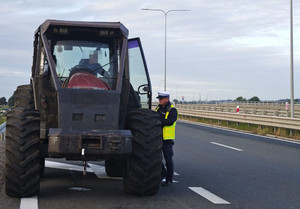 ciągnik na drodze