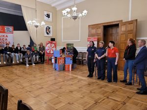 wszystkie zdjęcia przebieg eventu z młodzieżą rożne służby edukowały o bezpiecznych zasadach w życiu