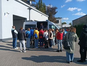 wszystkie zdjęcia uczniowie w siedzibie policjantów na wycieczce