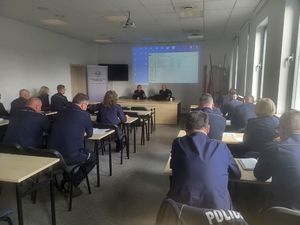 widok na policjantów na sali