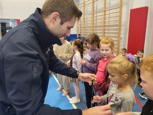 wszystkie zdjęcia spotkanie policjantów z dziećmi