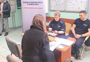 policjanci na spotkaniu w zusie