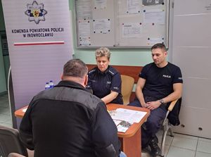 policjanci rozmawiają z mężczyzną