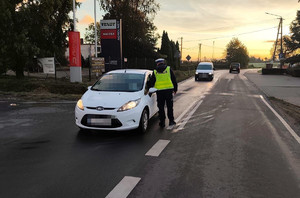 wszystkie zdjęcia kontrole pojazdów przez policjantów w ramach trzeźwego poranka