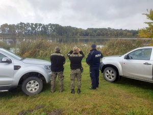 widok na policjantów i strażników
