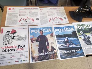 wszystkie zdjęcia dotyczą akcji policjantów z fundacją i młodzieżą na rzecz bezpieczeństwa